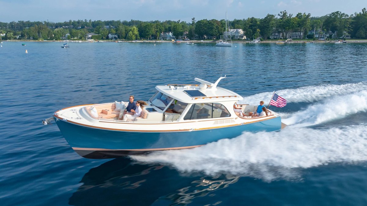Hinckley Picnic Boat 39