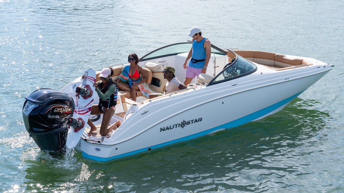 NauticStar 243DC Deck