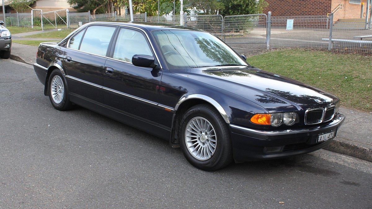 2000 BMW 740iL (E38)
