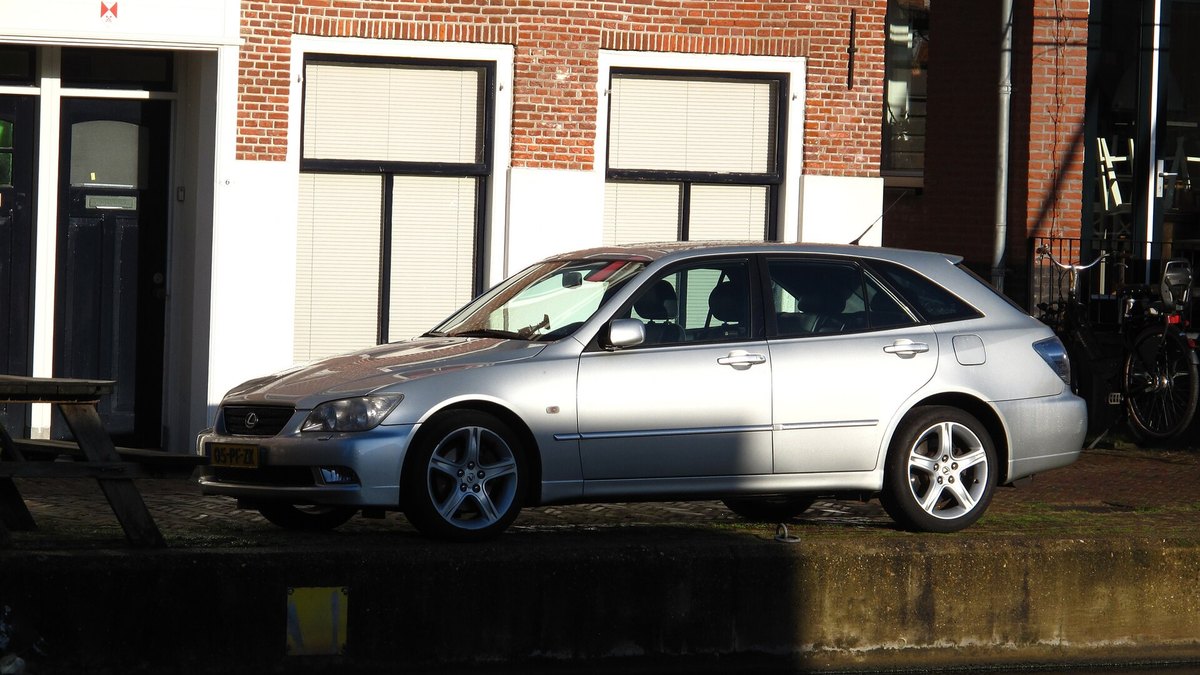 2004 Lexus IS 300 SportCross (XE10)