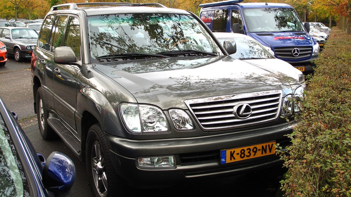 2005 Lexus LX 470 (J100)