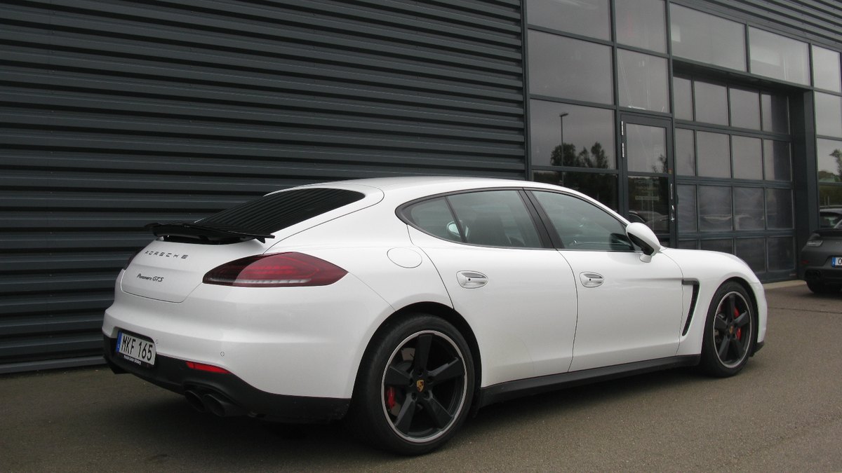 2015 Porsche Panamera GTS (970 facelift)