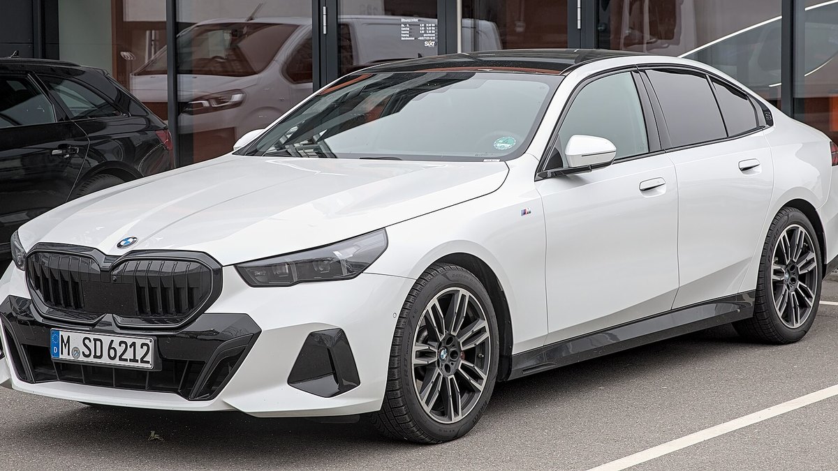 2023 BMW 5 Series (G60)