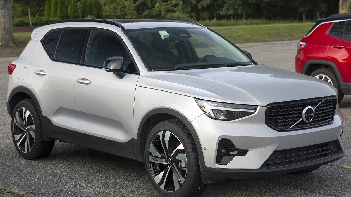 2025 Volvo XC40 B5 (CMA)