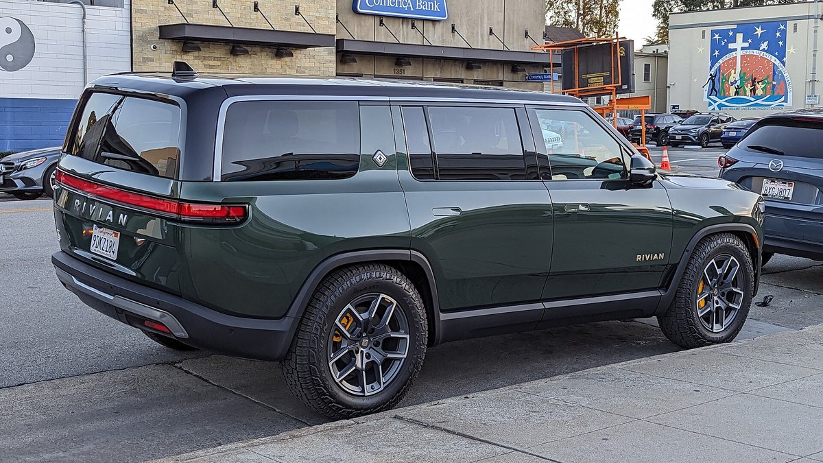 Rivian R1S Tri-Motor Max (Gen 2)