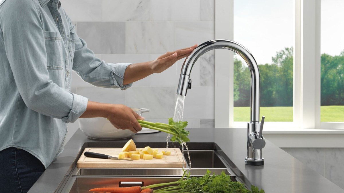 Delta Trinsic VoiceIQ 9159TLV-DST Touchless Kitchen Faucet