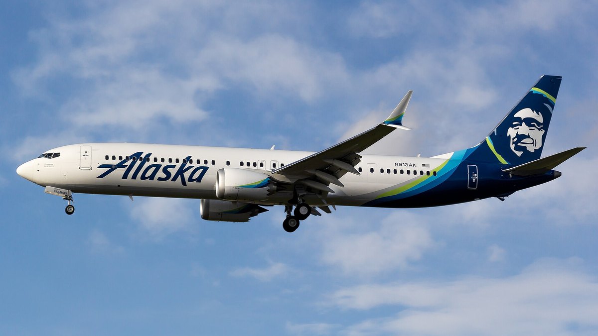 An Alaska Airlines Boeing 737 MAX 9 on approach